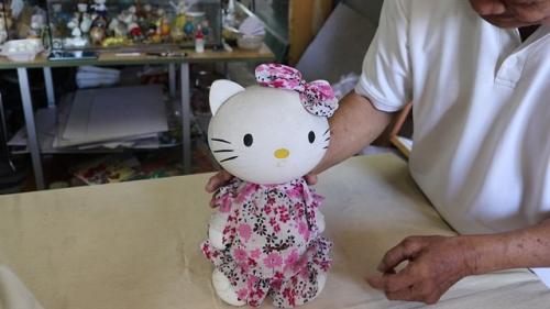 A meticulous Hello Kitty model made from ostrich and duck eggshells. VNS Photo Thien Trang